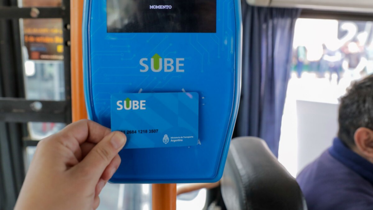 Tarjeta SUBE y validadora en unidad de transporte público