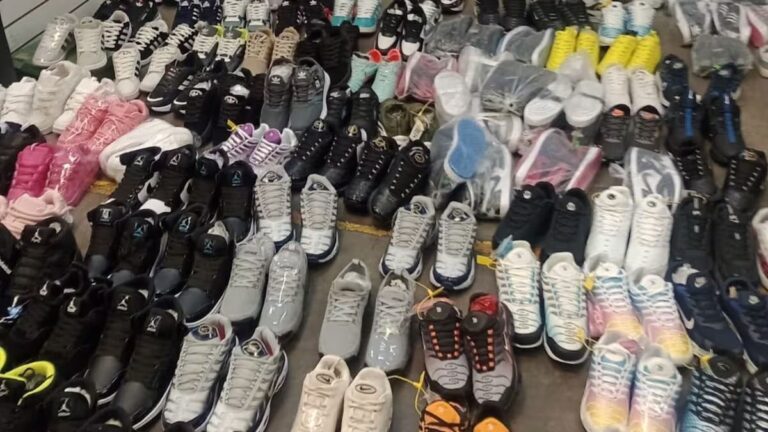 Allanamiento en galería de Constitución con zapatillas secuestradas