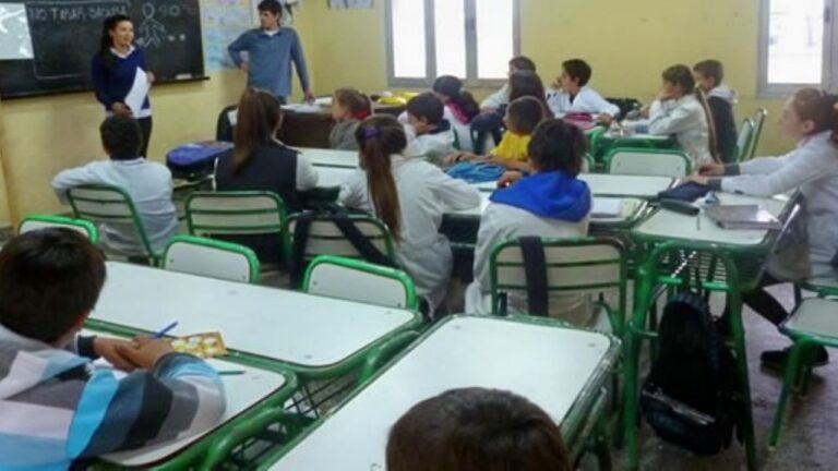 Estudiantes en un aula de escuela argentina