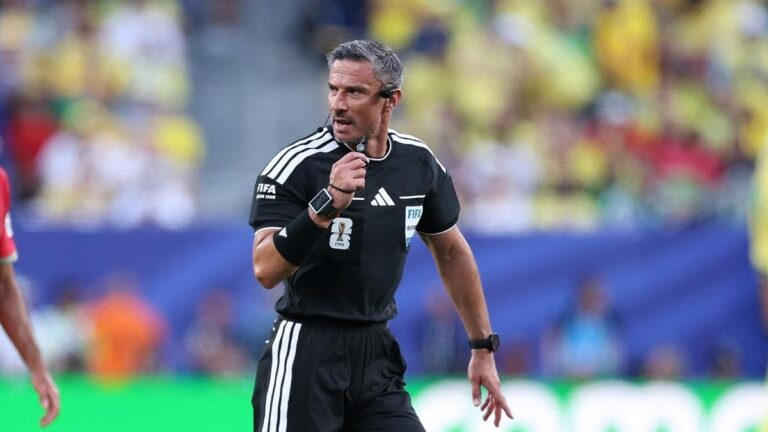 Slavko Vincic, árbitro esloveno, durante un partido del Mundial 2026