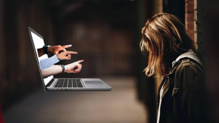 Captura de pantalla de una publicación en redes sociales con mensajes de hostigamiento