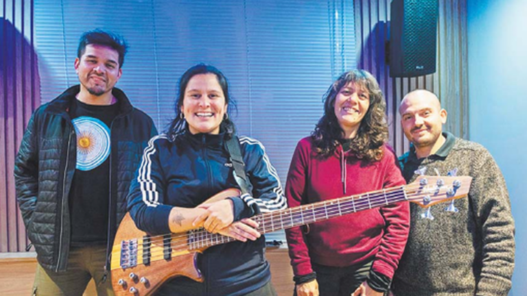 Vane Martínez tocando el bajo durante la promoción de su disco Parque América