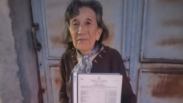 Marta Carrizo recibiendo su diploma de Técnica Superior en Turismo en el IES Chavarría
