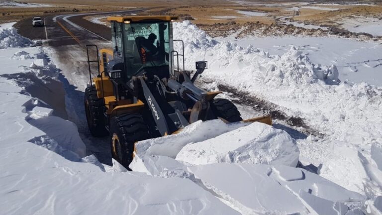 Equipos viales realizando despeje de nieve en la Ruta Nacional 60, en el Paso Internacional San Francisco