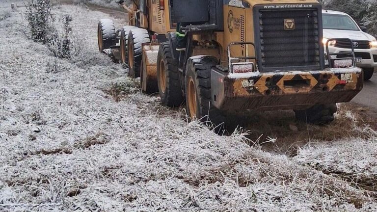 Ruta provincial con hielo en la calzada durante el invierno en Catamarca