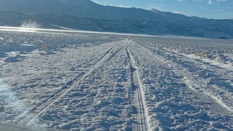 Ruta Provincial 43 con nieve en banquinas y maquinaria vial trabajando