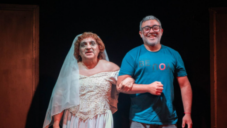 Escenario del Salón Calchaquí durante una función de Los domingos no llaman