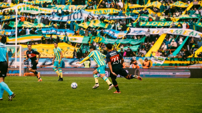 Estadio José María Minella durante el partido entre Aldosivi y Tigre