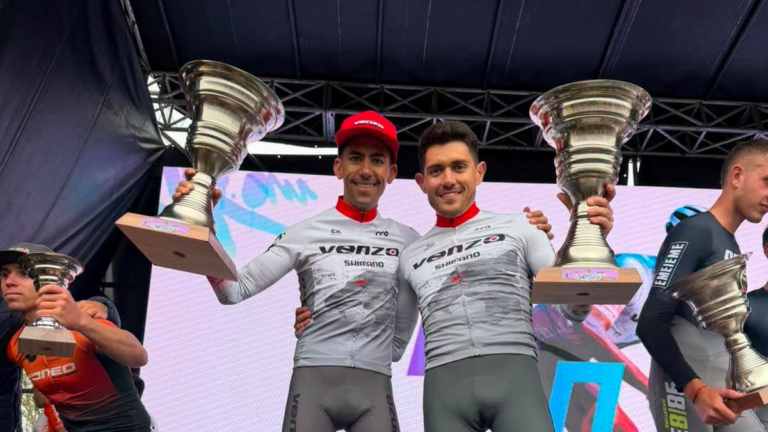 Álvaro Macías y Fernando Contreras en la premiación del Rally Trasmontaña
