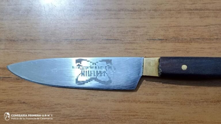 Policía en la puerta de una comisaría en Catamarca