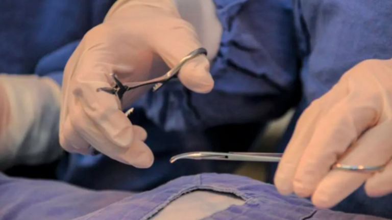 Médico explicando procedimiento de vasectomía
