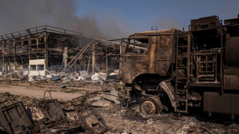 Vista de los daños tras el ataque ruso en la región de Kiev