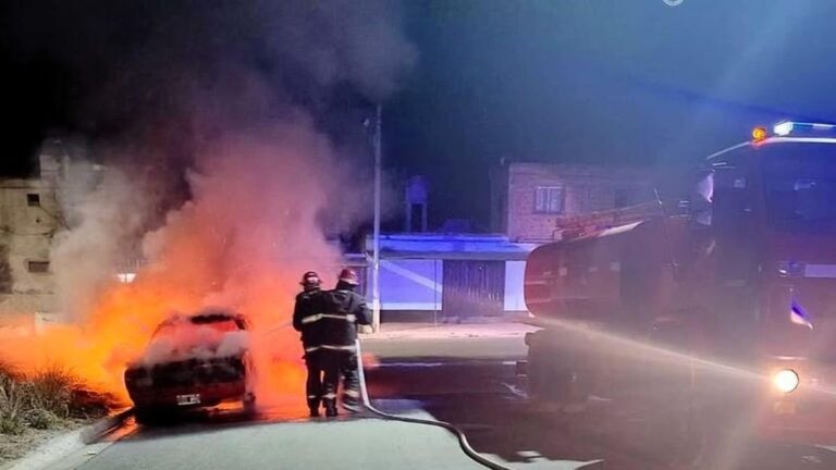 Auto incendiado en la vía pública en la Capital