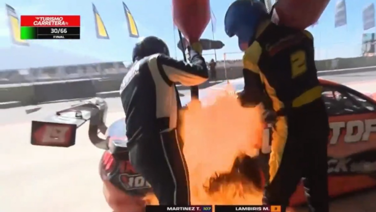 Ford Mustang de Mauricio Lambiris en llamas durante la recarga de combustible en San Juan