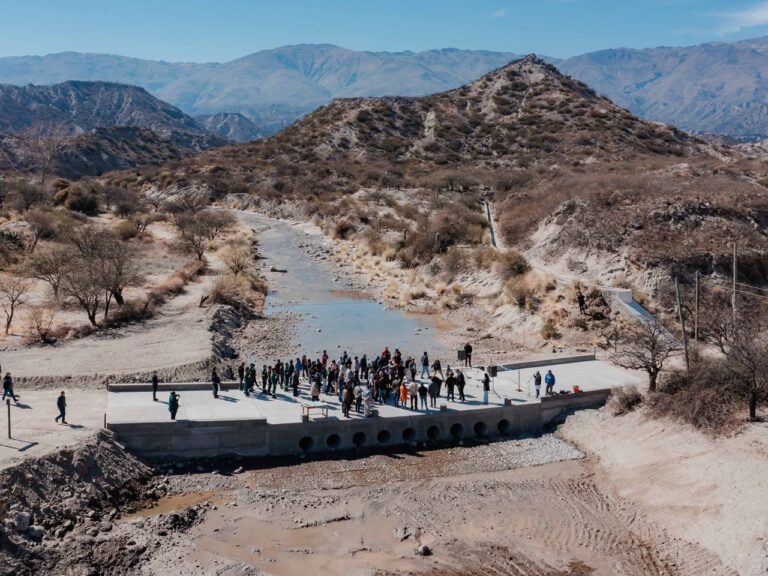 Inauguración del badén en Andalhuala, Santa María