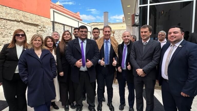 Foto protocolar del bloque de LLA con Diego Santilli en el patio de CATA