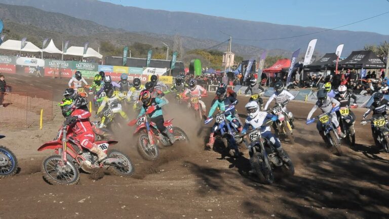 Pilotos de motocross en el circuito Campanas del Rosario durante la quinta fecha del Campeonato Argentino