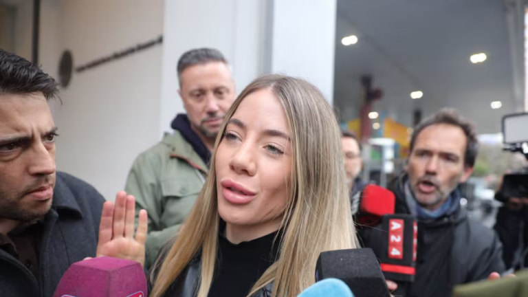 Candela Arizaga a la salida de la fiscalía en la Ciudad de Buenos Aires
