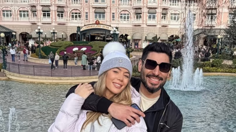 Candela Arizaga y Facundo Moyano abrazados en Disneyland París