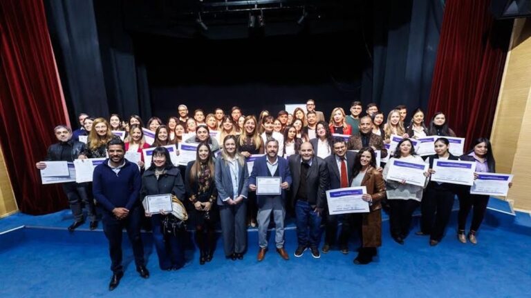 Entrega de certificados a diplomados en Comunicación Política y Derechos Humanos en Catamarca