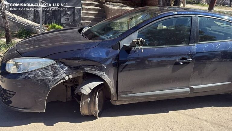 Renault Fluence azul secuestrado tras choque en avenida Argentina Indígena