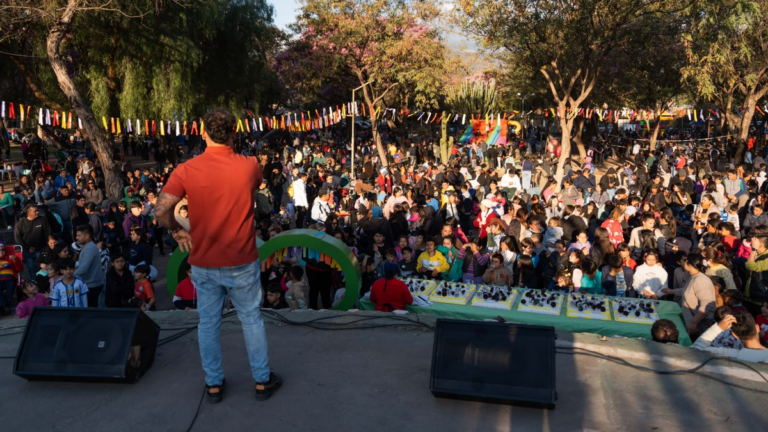 Familias en la Plaza El Aborigen durante la celebración del Día del Niño