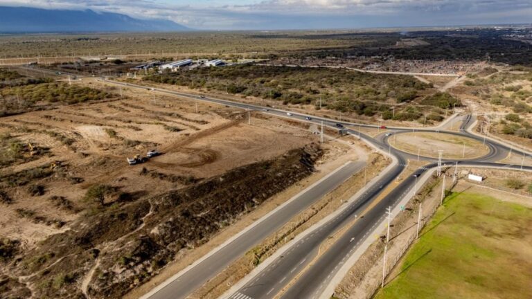 Trabajos de limpieza y movimiento de suelo en el predio de la futura Terminal de Ómnibus de Catamarca