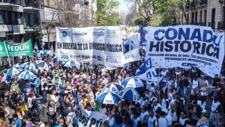 Docentes universitarios en asamblea durante un paro