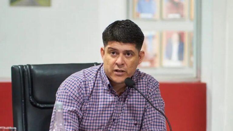 Concejal Gerónimo Cabrera anunciando denuncia contra la intendenta Zenteno