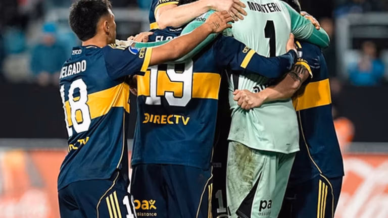 Estadio de Boca Juniors con el escudo del club en el centro