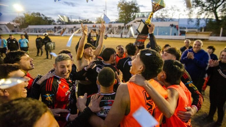 Jugadores de Defensores de Esquiú celebrando el título en la final de la Liga Chacarera