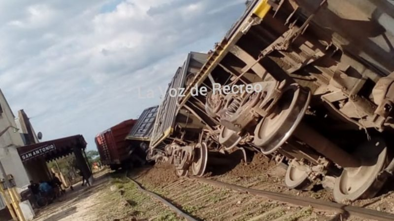 Vagones descarrilados de un tren de carga en el departamento La Paz
