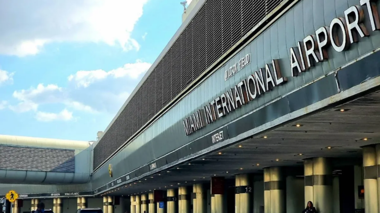 Aeropuerto internacional con agentes de seguridad en el área de control de pasajeros