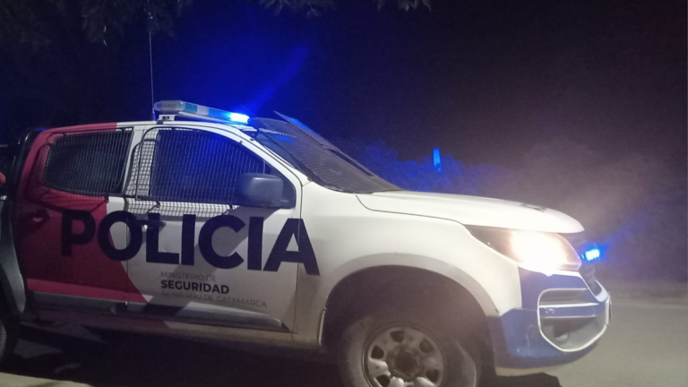 Policía en la puerta de una comisaría de Catamarca