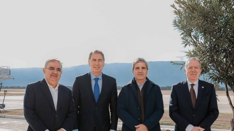 Raúl Jalil junto a Luis Caputo, Diego Santilli y Elías Suárez en Catamarca