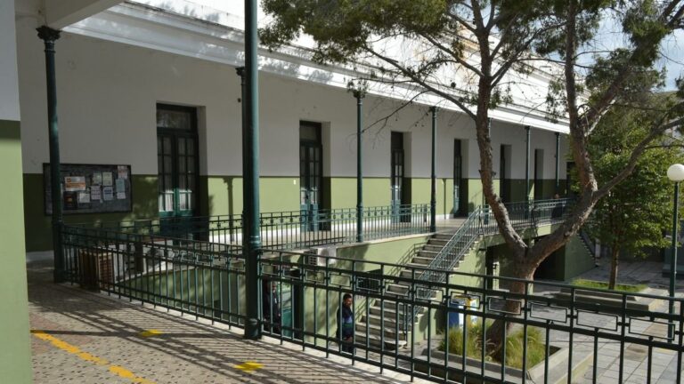 Docentes universitarios en asamblea durante el paro