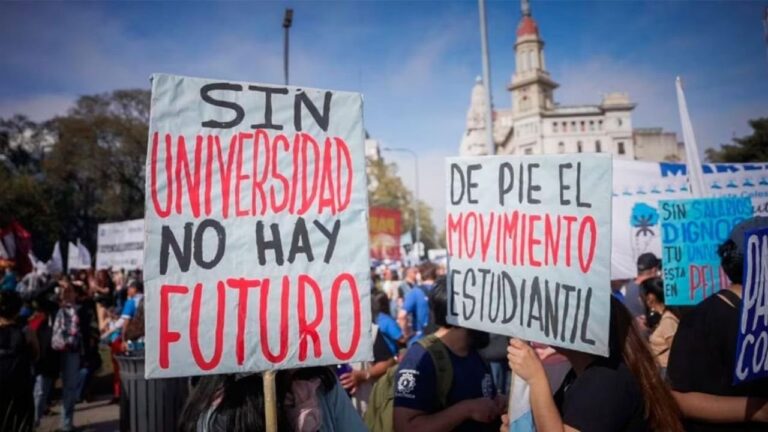 Docentes universitarios en asamblea durante una jornada de protesta