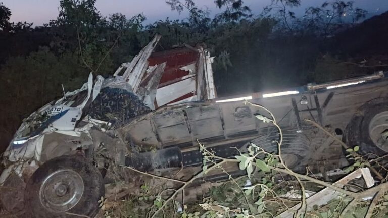 Camión caído en precipicio en la Cuesta del Totoral
