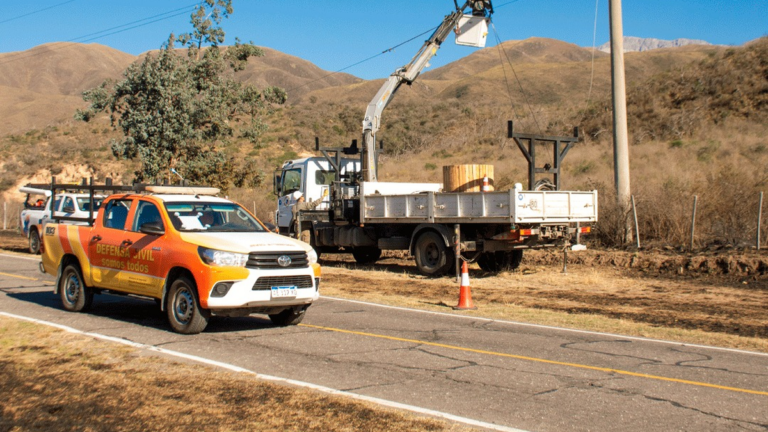 Cuadrilla técnica de EC SAPEM trabajando en el restablecimiento del servicio eléctrico