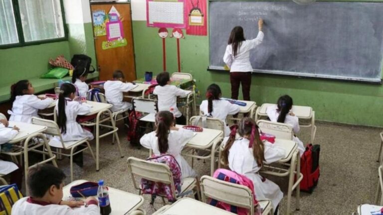 Niños en aula de escuela primaria en Catamarca