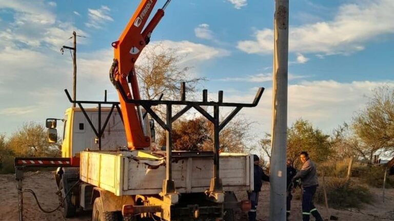 Obra de línea de media tensión en el interior de Catamarca