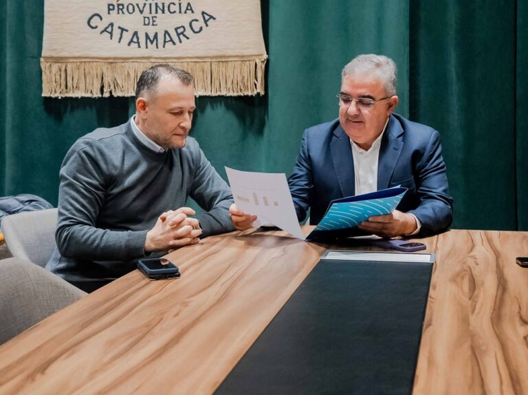 Reunión entre el gobernador Raúl Jalil y el gerente zonal del Banco Nación, Sebastián Riveros, para presentar los resultados del Marcatón en la Fiesta del Poncho.