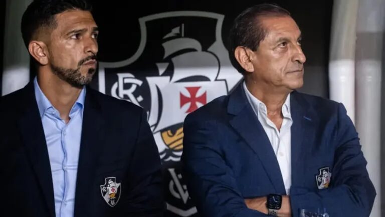 Emiliano Díaz junto a Ramón Díaz en un banco de suplentes