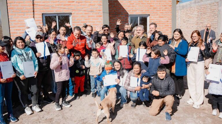 Entrega de viviendas sociales en San José, Catamarca