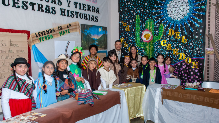 Estudiantes y docentes en la 3° Jornada de Promoción de la Lectura de la Escuela Municipal N°1 Fray Mamerto Esquiú