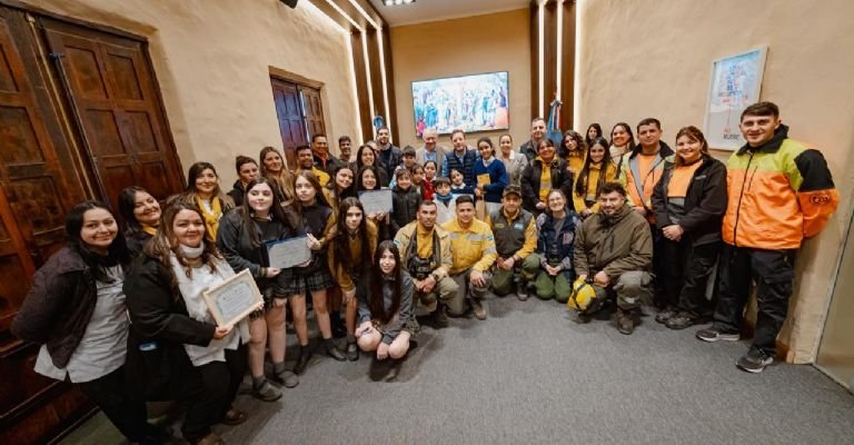 Estudiantes recibiendo premios por prevención de incendios forestales