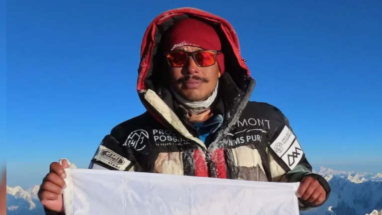 Nirmal Purja en una montaña