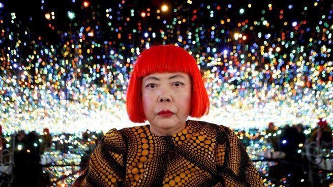 Retrato de Yayoi Kusama con su característica peluca roja