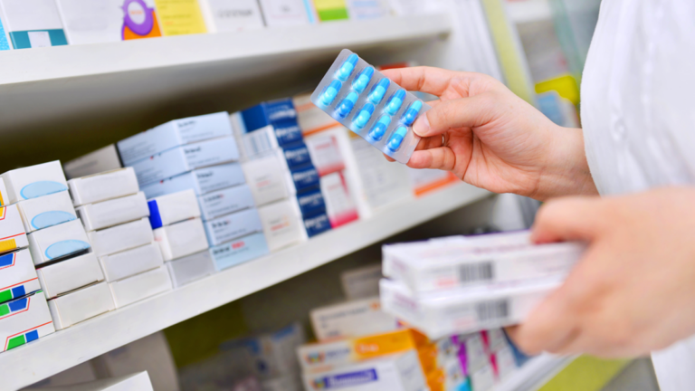 Farmacia de Catamarca con estanterías de medicamentos