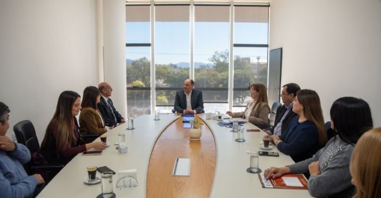 Firma de convenio entre la Municipalidad de la Capital y la UNCA para diplomatura en Educación Emocional